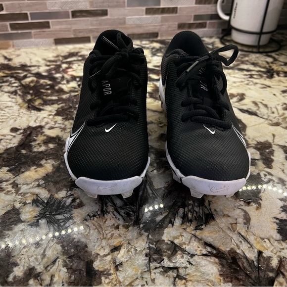 Youth Nike football cleats size 1. - Picture 2 of 9